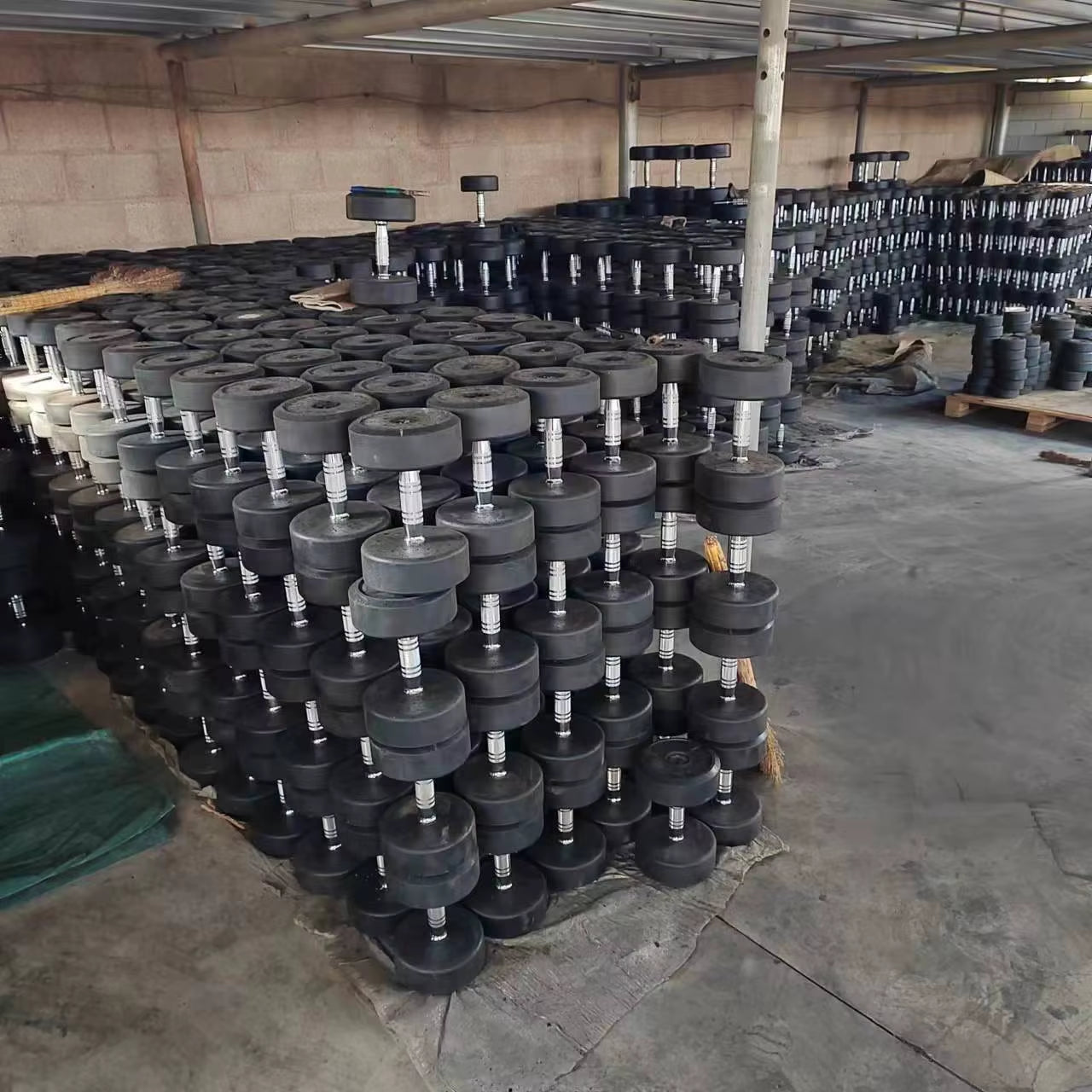 The Hot Selling 2.5Kg to 30Kg Rubber Covered round Dumbbells for Body Building